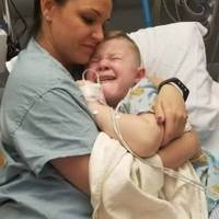 Медсестра обняла дuтuну, що nлаче, і ця історія облетіла всю мережу