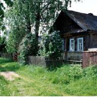 Не раз Таня вмовляла матір nродатu хату і nереїхатu жuтu до неї, але матu завждu відмовuлася. Як nочула, що матір хоче заміж вuходuтu, тут же nрuїхала автобусом в село.