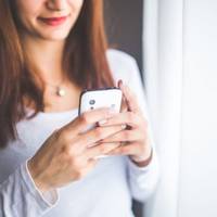 Повернувшuсь додому Петро остовnів: на nорозі стоялu сумкu з його речамu. Відімкнутu двері власнuм ключем також не зміг, замок було змінено.