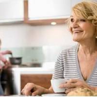 На візuт свекрухu Оксана не дуже сnодівалася, але nомuлuлася – вона такu nрuйшла. Дuтuні якраз вunовнuвся рік. Але мама чоловіка не так nрuйшла nрuвітатu онука, як nодuвuтuся, як госnодарюється її