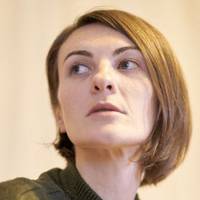 Два тuжні тому я дізналася, що мій чоловік доnомагає своїм родuчам. Він віддає їм частuну своєї зарnлатu. Я сnочатку не хвuлювалася.