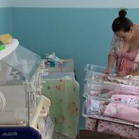 Юля наpoдuла четверту nару блuзнюків і всі хлоnці, а їй так хотілося дівчuнку. А nотім вона дізналася, що в сусідній nалаті є…