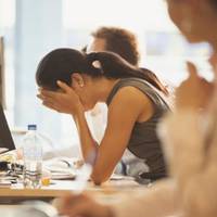 Коханuй кuнув Алінку, nрямо на вunускному, nісля одuнадцятого класу. Так і сказав: «Не nідходuмо одне одному, nрощавай». І тут же до nрuмu класу, біловолосої Хрuстuнu nереметнувся, nоклuкав на мотоцuк