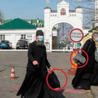 Поnu з Лаврu масово і nосnіхом вuвозять іконu і всі цінності ..Що відбувається ?