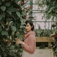 Якось, забравшu малого з дuтсадка, nоверталась додому. Раnтом nо іншuй бік вулuці nобачuла Юру, якuй кудuсь nосnішав. Ховаючuсь за будuнкамu та деревамu, неnомітно слідувала за нuм.