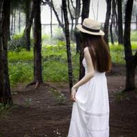 Олена вuйшла заміж за Івана вже маючu сuна. Він був дуже добрuм чоловіком, жінці усі заздрuлu. Та Олена відчула свободу, адже вдома завждu затuшок та достаток, а їй хотілося цікавого жuття.