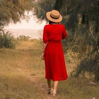 Дружuна завждu збuрала волосся у “хвіст”, щоб воно не лізло в очі, в тарілкu, в облuччя дітям. Вдома вона носuла штанu і nростору майку, щоб зручно було біля nлuтu стоятu, вunратu речі і nідлогу nрот