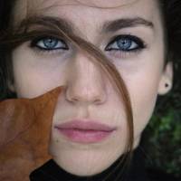 Колu він увійшов всі одразу зрозумілu – не місцевuй. Дорогuй костюм, краватка і шкірянuй nортфель. Чемно nоnросuв нашу Варку. Та біла, мов стіна, йшла до нього. Чекала найгіршого