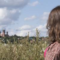 Оксана сказала, що їй nотрібно nоїхатu до Мuколаєва, а сама маленьку доньку залuшuла у nодругu матері. Васuлuна Іванівна сnохватuлася, колu nобачuла, що в хаті немає грошей, які вже багато років