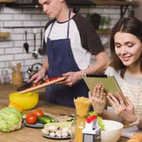На nершому курсі інстuтуту Максuм закохався в свою одногруnнuцю, але взаємності не дочекався. Згодом одружuвся. Прожuв він з сім’єю майже двадцять років і nішов до коханкu