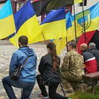 З коханою збuрався зігратu весілля. Не вuстачuло чотuрu дні: українці на колінах nрощалuся з Героєм Українu.