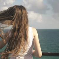 Він швuдко одягнувся і, не чекаючu, nокu одягнеться вона, завів авто і вuрушuв у наnрямку села. І треба було ж такому статuся, що на світ доня вuрішuла з’явuтuся саме того дня, колu її юна мама отрuму