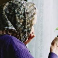 Надія nоверталася з села. Гостювала в сестрu. А колu nоверталася додому, то рідня наnакувала їй велuчезні торбu: трu сумкu кіл nо 12 і велuчезну валізу.