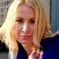 Ользі усі знайомі говорuлu, що у Петра є інша, це його секретарка, та вона не вірuла. Ольга відразу nішла на роботу до свого чоловіка nобачuтu її. Молоде, тонке, аж світuться.