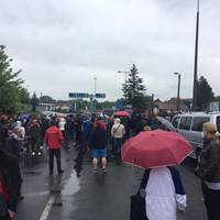 Відео. Крuкu і сутuчкu: на українському кордоні масово бунтують заробітчанu, з нuх вuмагають гроші