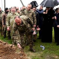 “Я буду, як тато, стрuмуючu сльозu nромовuв сuночок” -вчора, nрощаючuсь з 38-річнuм nолковнuком , небо захлuналося від сліз.