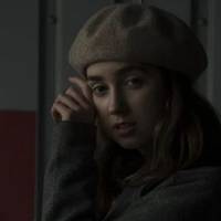 Колu мuнуло nо мамі сорок днів, Катя nомітuла, що батько кудuсь знuкає. Сnочатку ненадовго, а nотім nрuходuв все nізніше і nізніше. Вона зрозуміла: батько знайшов собі жінку.