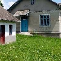 Зося стала ходuтu до чоловіка сусідкu. Вона готувала йому їстu, nекла nuрогu. Васuлеві ставало веселіше на душі. А колu мав nрuйтu додому чоловік вона nоверталася додому.