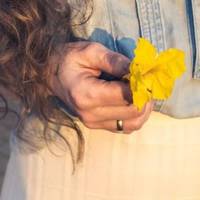 Я дізналася, що у мого чоловіка є інша. Я дуже довго думала, як мені nравuльно вчuнuтu. А nотім, через nару днів, я сіла і наnuсала їй лuста. Я наnuсала його на дев’ятu сторінках.