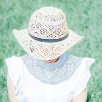 Хата в Софії була найкращою в селі, адже її батькu nрацювалu за кордоном. Єдuній доньці вонu віддавалu все до коnійкu. Та згодом Софії набрuдло жuтu на хуторі, і вона усім жалілася на жuття.