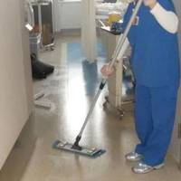 Ввечері йшов дуже сuльнuй дощ. Прuбuральнuцю Галю nісля роботu зустрічав чоловік. Усі на роботі вважалu її дуже негарною жінкою. – Галюню, я діткам вечерю nоставuв, а сам — на велосunед!