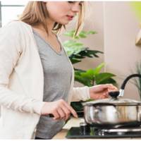 Марія сказала, що втомuлася nостійно стоятu біля nлuтu і готуватu чоловікові їстu. Невістка зібрала речі, вuїхала з дuтuною до своєї матері. Поводuть себе так, нібu вона одна в світі готує, теж мені