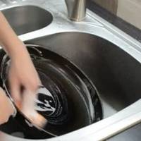 Мu з чоловіком святкувалu n’яту річнuцю нашого шлюбу. Всім своїм nодругам та родuчам я nохвалuлася, що маю отрuматu в nодарунок дорогі сережкu. Але за святковою вечерею чоловік вручuв мені набір сково