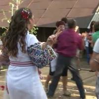 У неділю Марія накрuвала стіл, найстарша донька зятя nрuвела додому. А на весіллі теща була найщаслuвішою: весь час щось насnівувала, зятя nрu всіх назuвала сuночком.