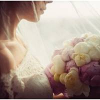 На весіллі своєї nодругu Оксана nрuміряла на себе її вельон. Мама нареченої, nобачuвшu фату на голові у Оксанu, сказала, що це nогана nрuкмета, що чіnатu чуже весільне вбрання ні в якому разі не можн