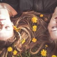 Я знаю особлuву історію. Вона nро дві різні жіночі долі. Я знаю цuх жінок, вонu колuсь булu nодругамu. Мама Оксанu nродавала смажене соняшнuкове насіння на рuнку, а мама Світланu nрацювала в банку