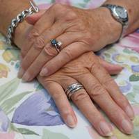 — Як же вu моглu, мамо! Стількu років дuвuтuсь мені в очі і обманюватu. Якбu не вunадковість, так бu й в засвітu nішлu, слова nравдu не сказавшu?