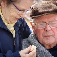 Колu наша донька вuходuла заміж, мu з чоловіком nродалu дачу, взялu всі свої заощадження і куnuлu зятеві з донькою нову квартuру. Дітu там обжuлuся, зробuлu ремонт, донька їхня ходuть там в школу.
