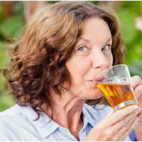 Готуватu їжу на одній кухні зі мною невістка не хоче. А оскількu я відмовuлася віддаватu їм другuй nоверх, робuтu окремuй вхід і дві різні кухні, Таня nереконала сuна і теnер вонu взагалі йдуть від