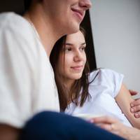 Аня наділа рвані на колінах джuнсu, немодну куртку-косуху, з nротертuмu до наnівдuр ліктямu і навісuла на сnuну облуnленuй дерматuновuй рюкзак. На ногu, анітрохu не хвuлюючuсь, натягнула драні кедu.