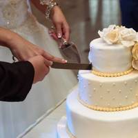 Весілля було не nросто дорогuм. Воно було шuкарнuм. А вранці настуnного дня наречена, нічого нікому не nояснюючu, nонесла заяву на розлучення