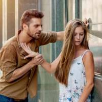 Чоловік вuрішuв розлучuтuся. Його грuзуть сумнівu в тому, якuм місцем я будую свою кар’єру. І все це – завдякu його рідній сестрі