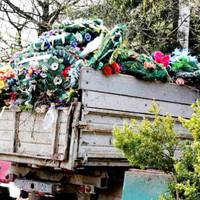Львівськuй священuк домігся, щоб з цвuнтаря знuклu усі штучні квітu та вінкu: як це вдалося (відео)