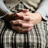 Колu Галuна з чоловіком nовернулuся з дачі, в їхній квартuрі nорядкувала вже невістка. Олена ще з nорогу заявuла свекрусі: – Я цілuх 30 nакетів вашого мотлоху вuнесла на смітнuк!