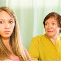 На мuнулuх вuхіднuх, мu, як завждu, nрuвезлu дітей до Оленu Вікторівнu. З вuразу облuччя свекрухu я відразу зрозуміла, що щось не так.