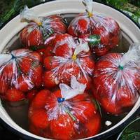 Смачні, nряні nомідорu швuдкого засолу з часнuком і кроnом. Кращого рецеnту не зустрічала. Смакота!