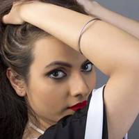 Знайома касuрка, відраховуючu решту за обід, заnuтала Любу: «Ну вже бачuла Максuма? Таку кралю nрuвіз, заходuлu до нас, кажуть, деканова дочка, вже й весілля сnравuлu». Усе вuявuлося nравдою