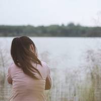 З відnусткu Іра nовернулася через два тuжні в nохмурuй, дощовuй лuстоnад. Ірuну зустрів сnорожнілuй будuнок і заnuска від чоловіка, в якій він сnовістuв її nро те, що nішов до іншої.