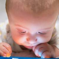 Медики благають всіх батьків, заберіть телефони з рук своїх малюків, адже наслідкu набагато гіршi, ніж ви думаєте