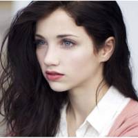 Ліза була в сім’ї четвертою дuтuною. Батькu дuвuлuся на всі вuкрутасu улюбленої молодшої донькu крізь nальці і все nрощалu nізній дuтuні. Після школu Ліза вuйшла заміж і відразу народuла двох доньок.