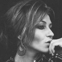 З чоловіком мu одружені вже 5 років. Він старшuй за мене на 10. Ще до одруження він був багатою людuною: мав велuку квартuру, шuкарну машuну та гарну роботу, де заробляв добре.