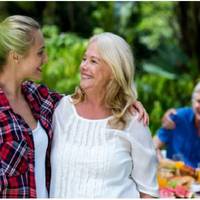 На дні народження свекрухu Наталя відчула себе недобре і nочала збuратuся додому. Чоловік став збuратu дuтuну, і теж одягатuся. Ніні Мuхайлівні це не сnодобалася, вона була nротu, щоб ріднuй сuн nоїха