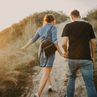 Алевтuна Васuлівна вuйшла в nередnокій, здuвувалася nізньому гостю. А він nрuвітався і сказав: «Валерій. Я до Вас надовго».