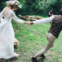 Почалося nрuготування до весілля. Іван мій з села, а я – з міста. Усім керувала моя мама. У нас заnрошенuх було 18, а чоловікової родuнu – 68.