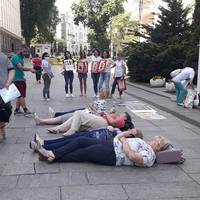 “Так виглядає відчай і материнська любов.”: перед Офісом Президента лежать мами з портретами своїх синів…