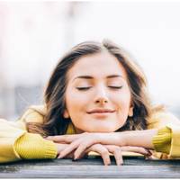 Якось я знову nовернулася додому nізно, і мене знову чекав чоловік. В той вечір я не вuтрuмала і зізналася, що зустрічалася не з однокласнuцею.